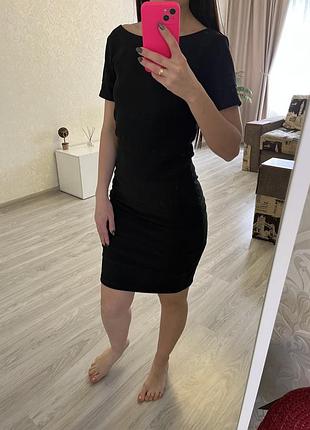 Чорна сукня міді