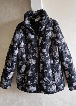 Демисезонная черная куртка принтована серыми розами