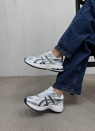 Кроссовки женские белые с серыми вставками