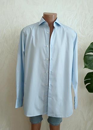 Классическая голубая мужская рубашка