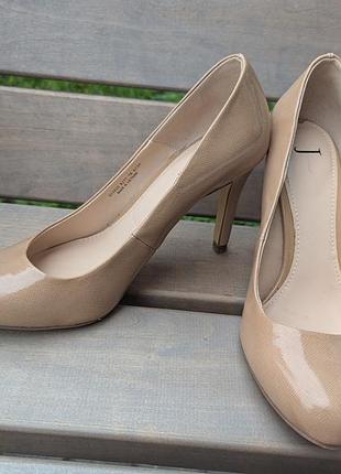Бежеві лаковані човники на шпильці р.39
