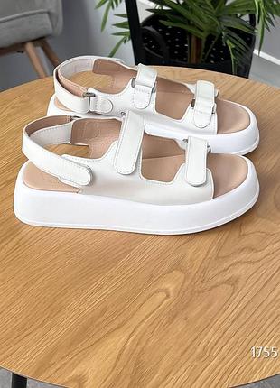 Практичные белые кожаные босоножки на липучке
