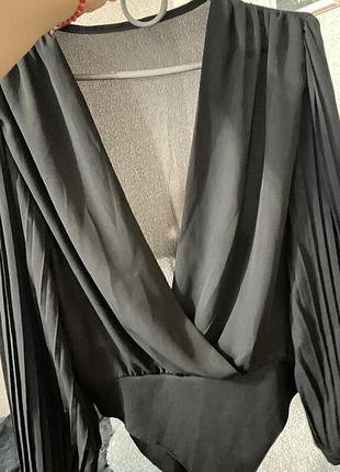 Блузка-боді з вирізом