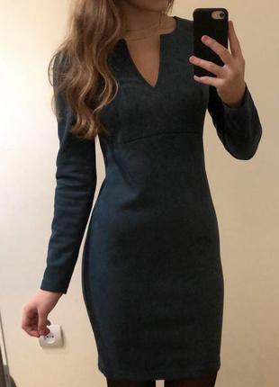 Велюрове плаття з вирізом