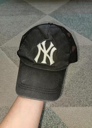 Бейс легкий, удобный 56-57 размер
все целое, только чуточку выгоров.