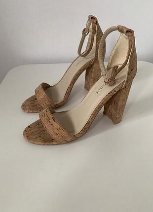 Босоніжки на підборах