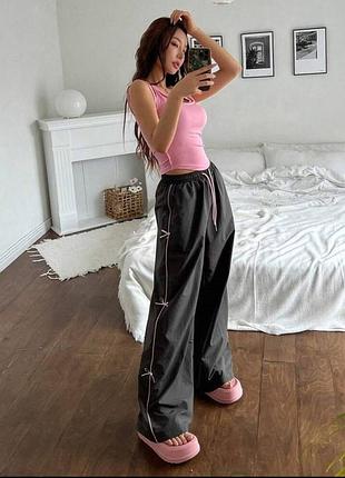 Плащевые брюки карго в графитовом и черном цвете