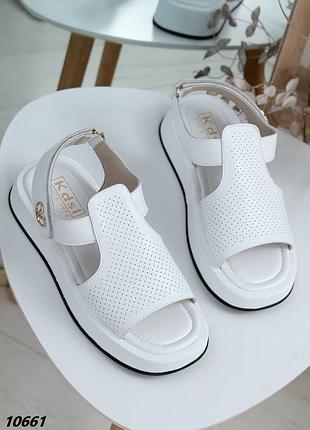 Натуральні шкіряні білі босоніжки з наскрізною перфорацією