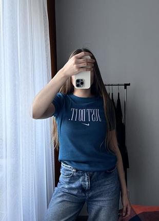 Жіноча облягаюча футболка nike