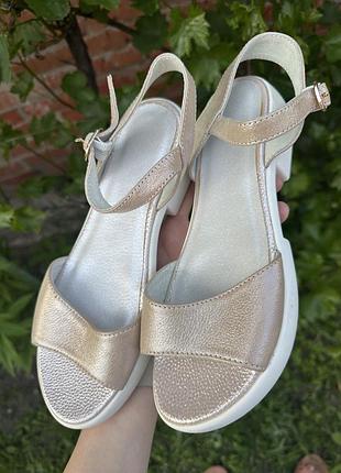 Босоніжки шкіряні. 38 р