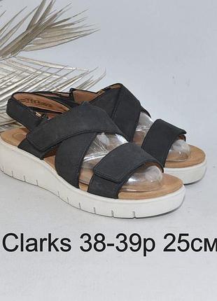 Шкіряні легенькі босоніжки clarks