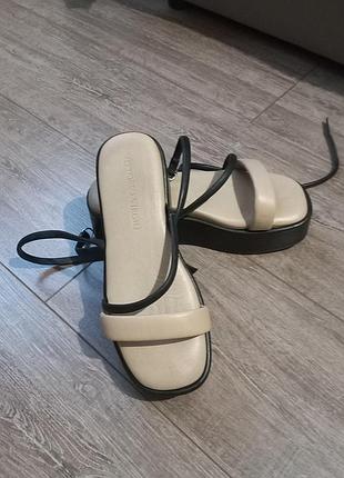 Босоніжки на танкетці