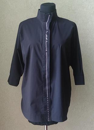 Рубашка женская черная с рисунком и надписью на плечах, на кнопках