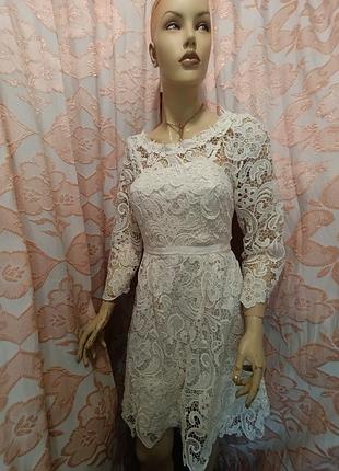 Красивое,ажурное платье кремового цвета.