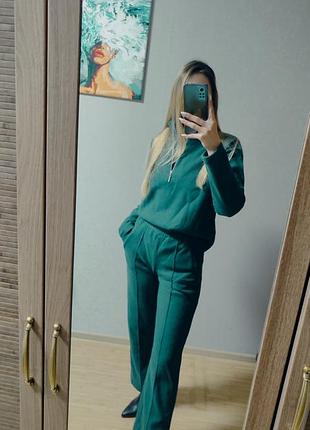 Костюм шерстяной зеленого цвета. брюки + кофта. теплый удобный.