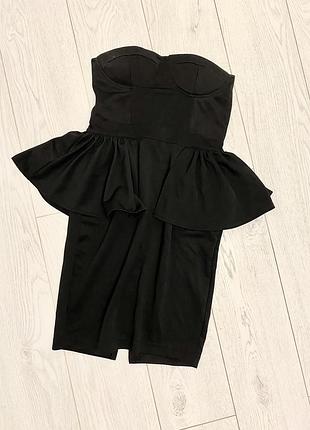 Сукні з басками і відкритими плечима