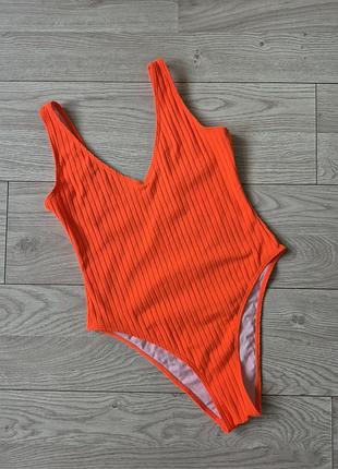 Яркий слитный купальник