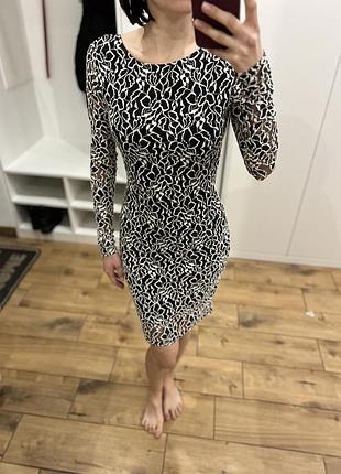 Сукня мереживна чорно-біла по фігурі s xs