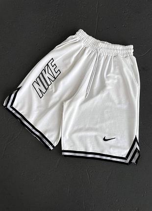 Крутезные шорты найк белого цвета