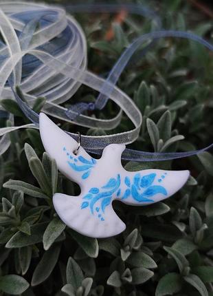 Птичка подвеска на шею, горлица, ластовица. чокер на шнурке на шею. женские украшения