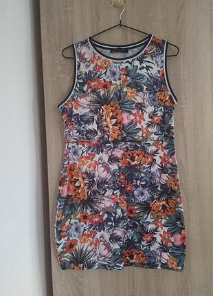 Красивое атласное женское платье