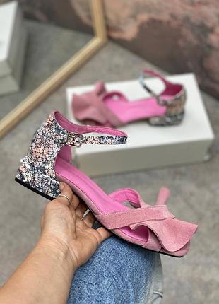 Рожеві пудрові оригінальні босоніжки рюши