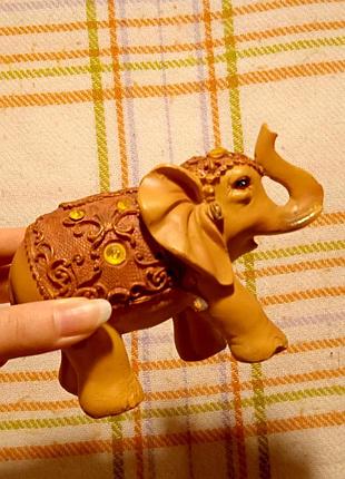 Фигурка желтого слоника