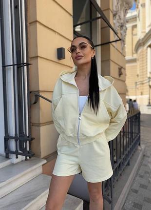 Спортивный костюм с шортами и худи. не кашлатится