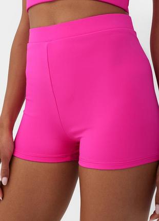 Эффектные купальные шорты яркого розового цвета большого размера.