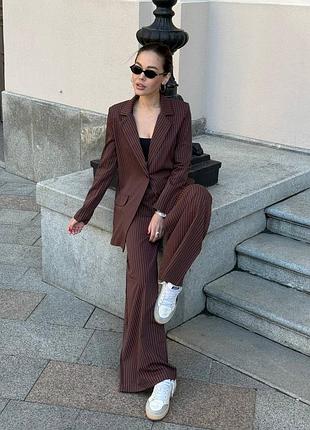 Жіночий шоколадний в полоску класичний брючний костюм двійка