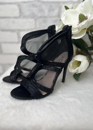 Шикарні босоніжки