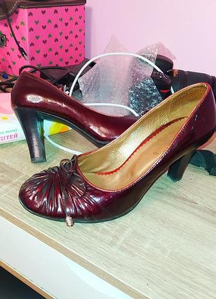 Шикарные лаковые туфли 39 размер