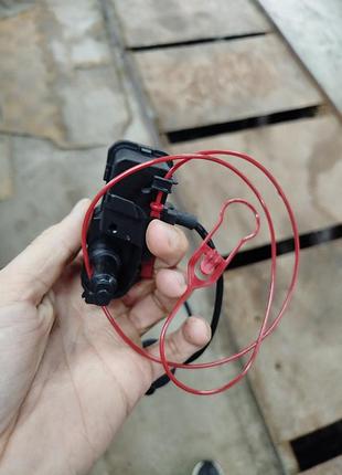 Привод замка топливного бака