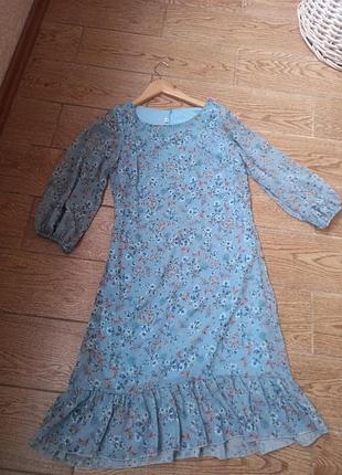 Легкое цветочное платье на подкладе.