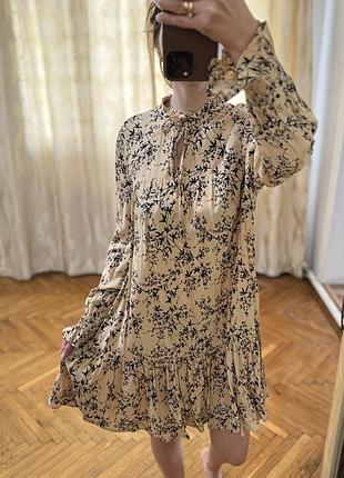 Плаття в квітковий принт.