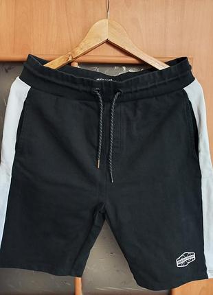 Черные мужские шорты much more с белыми лампасами