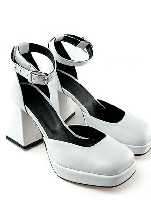 Туфлі на підборах з білої шкіри