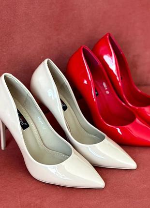 Бежевые лаковые туфли лодочки