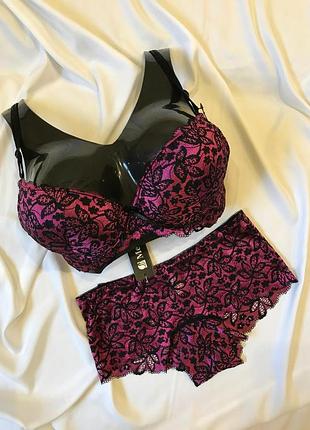 Комплект женского нижнего белья. нижнее бельё. женское нижнее белье.