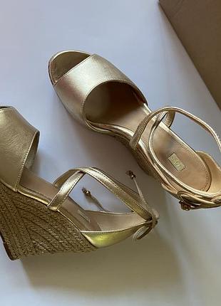 Золотисті босоніжки шкіряні на танкетці ugg шкіра