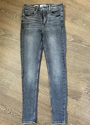 Джинси відомого бенду