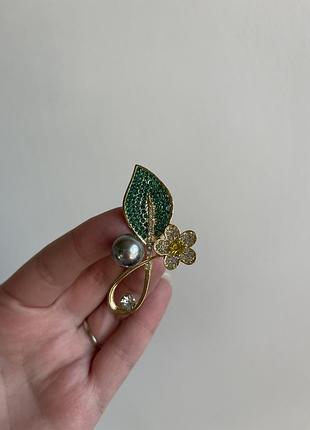 Металева брошка перлинна квітка на смарагдовому листку