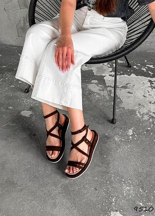 Коричневі натуральні замшеві босоніжки з тонкими ремінцями на товстій підошві замша