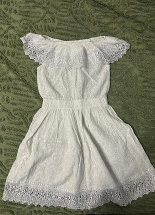 Біла сукня на дівчинку