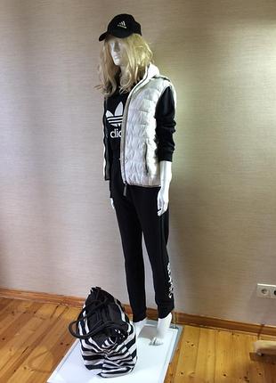 Женский фирменный черный спортивный костюм с коротким худи adidas