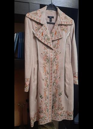 Изысканное пальто с вышивкой