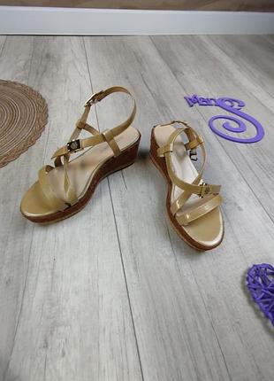Жіночі босоніжки antonio biaggi на танкетці бежеві розмір 37