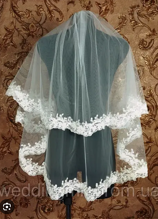 Біла фата з мережевом