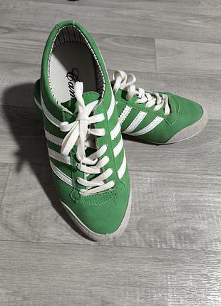 Кеди жіночі спортивні на білій шнурівці