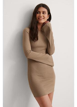 Бежевое платье в рубчик